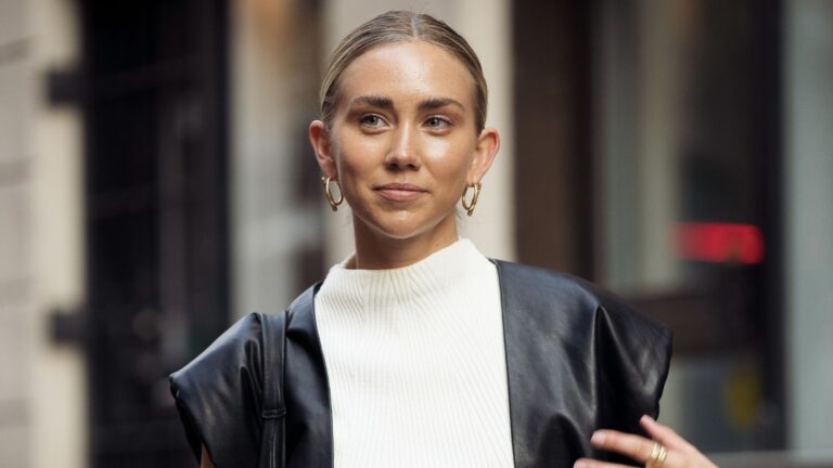 So minimalistic! That is why the "matrix" hoops of the jewelry trend 2025 are