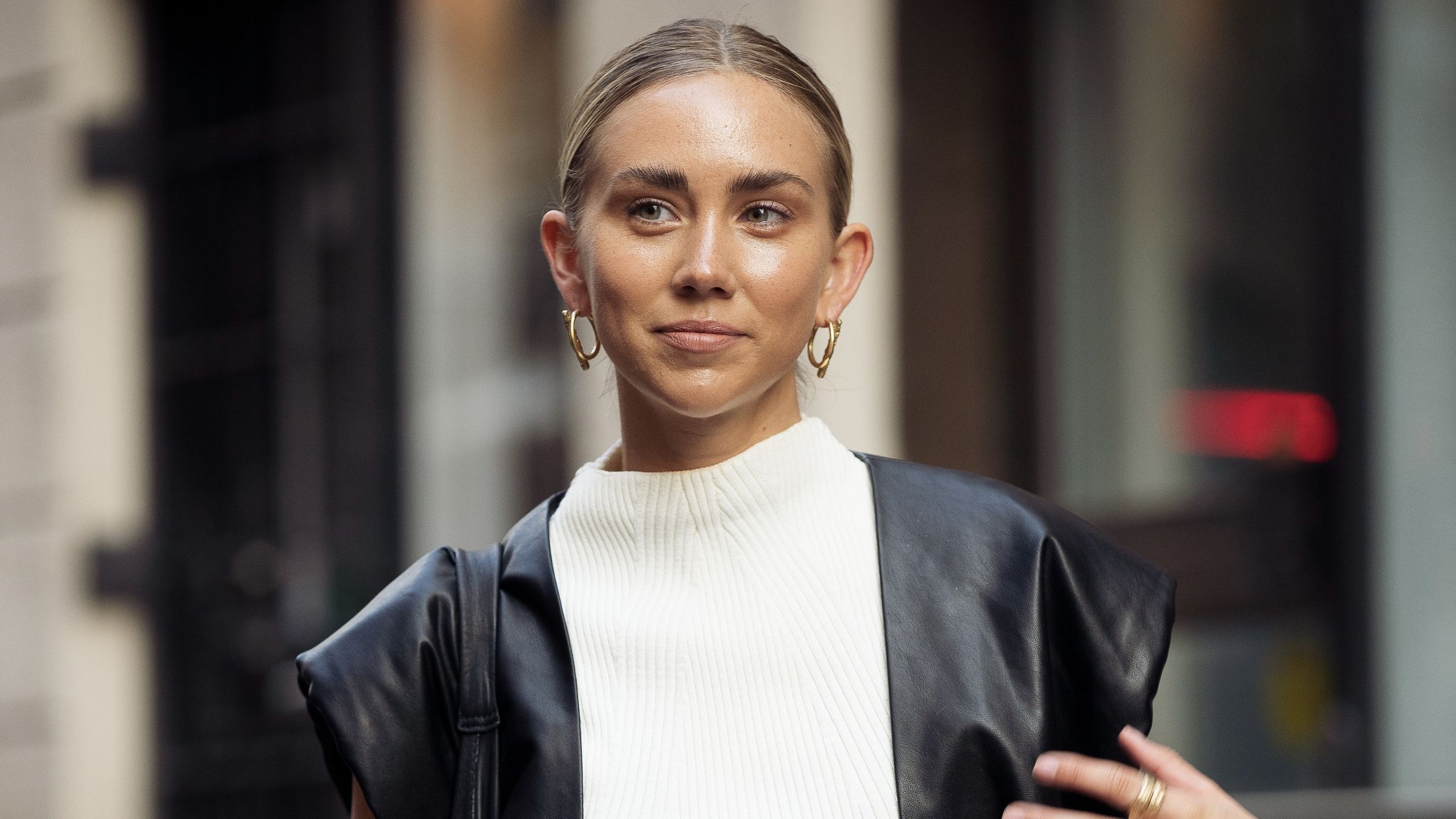 So minimalistic! That is why the "matrix" hoops of the jewelry trend 2025 are 1 So minimalistic! That is why the "matrix" hoops of the jewelry trend 2025 are